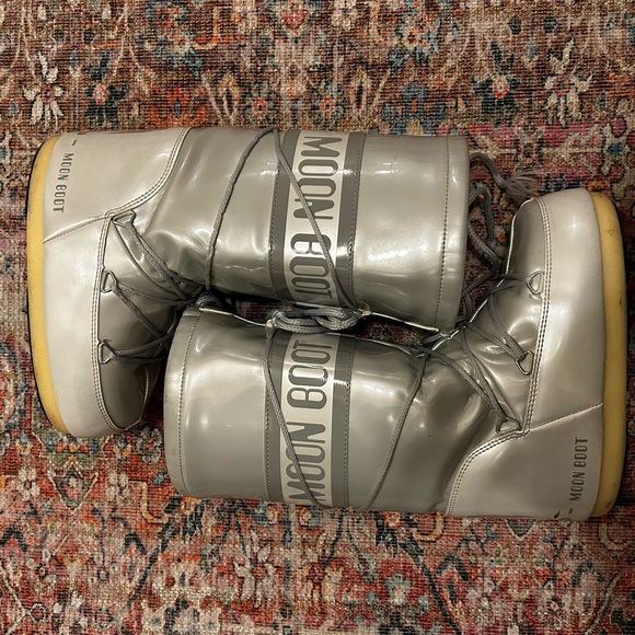 Moon Boots - Picture 1 of 2